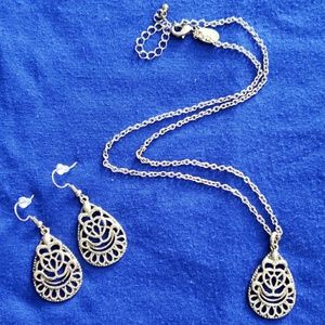 Gold tear drop necklace and earrings